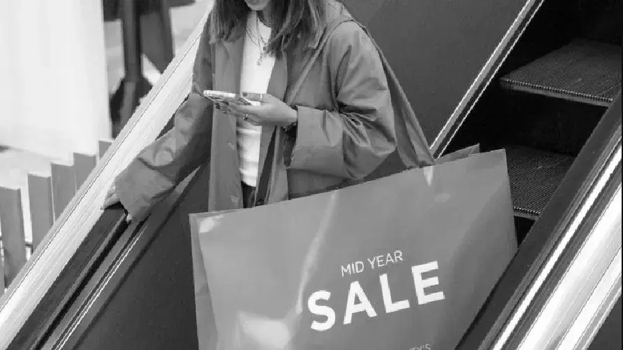 Ilustración visual de la economía del propósito, mostrando personas invirtiendo en bienestar, creatividad y experiencias significativas en lugar de bienes materiales.