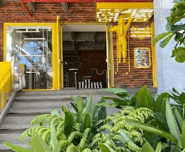 Fachada principal de Indie Universe