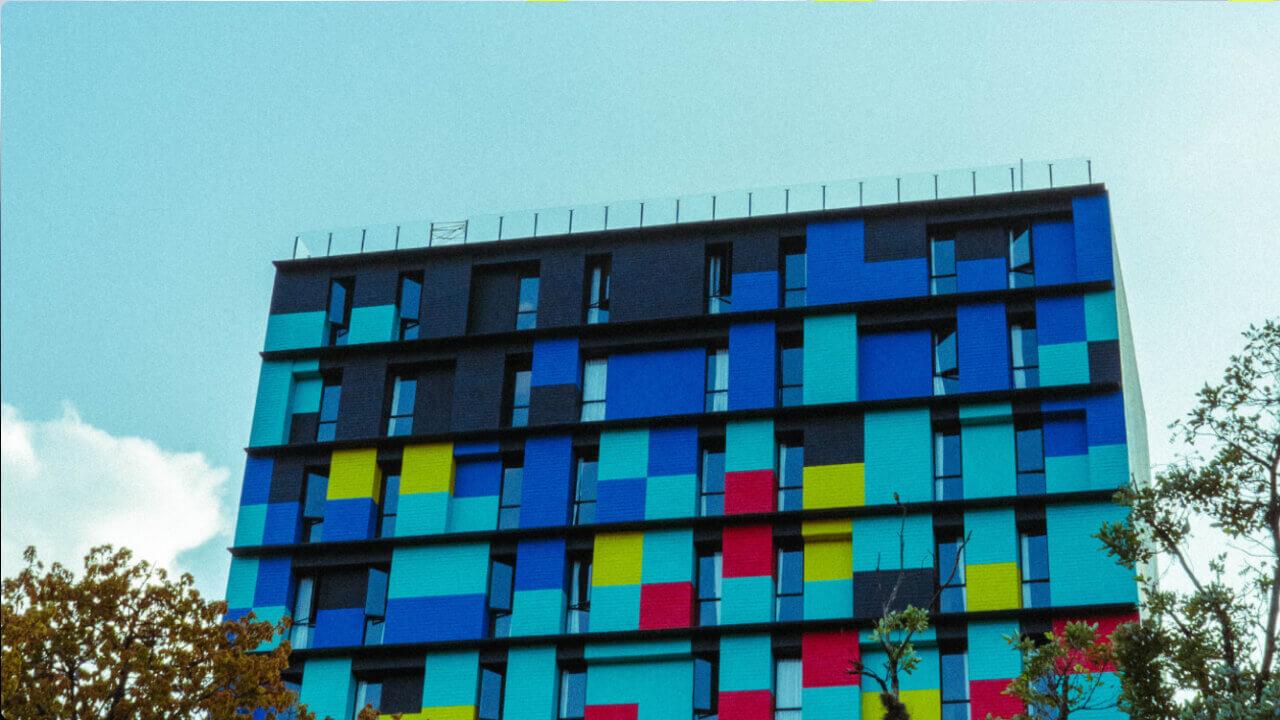 Fachada de Indie Universe, el coliving de creadores en Laureles, Medellín